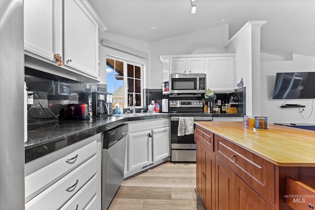 3004 Sandstone Pl, Caldwell, ID 83605 - kitchen featuring appliances with stainless steel finishes, a sink, white cabinetry, and backsplash