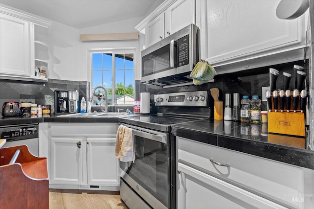 3004 Sandstone Pl, Caldwell, ID 83605 - kitchen with appliances with stainless steel finishes, a sink, white cabinets, and decorative backsplash
