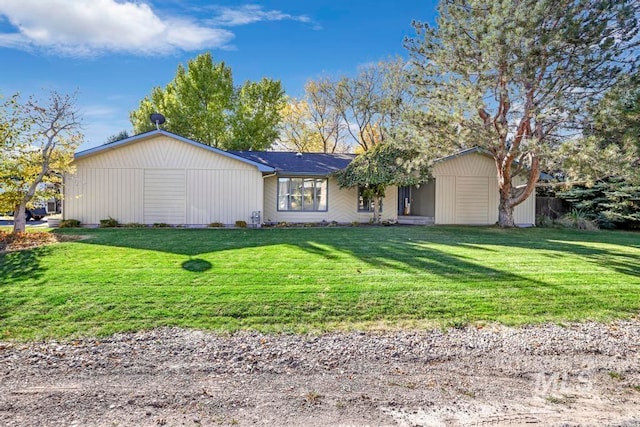 ranch-style house featuring a front lawn