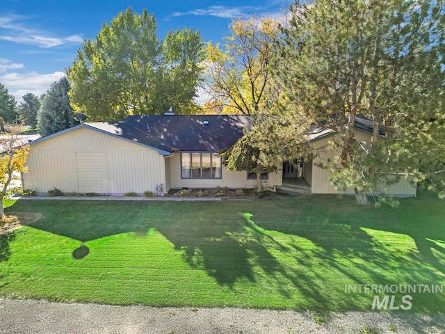 view of front of home featuring a front lawn