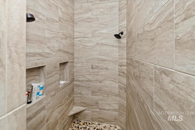 bathroom featuring a tile shower