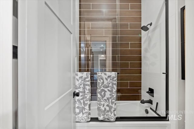 bathroom with tiled shower / bath