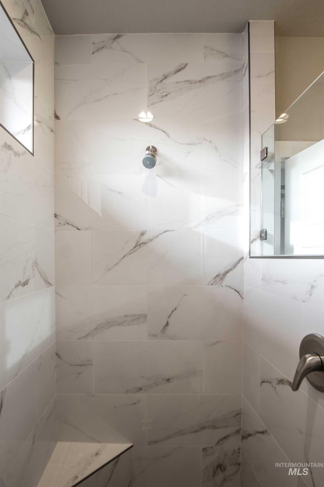 bathroom featuring a tile shower