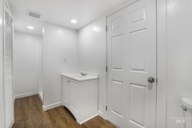 201 E 27th St, Burley, ID 83318 - bathroom featuring visible vents, baseboards, vanity, and wood finished floors