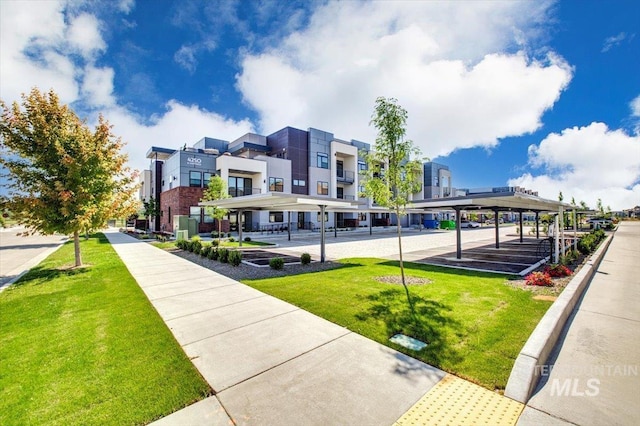 view of property's community featuring a lawn