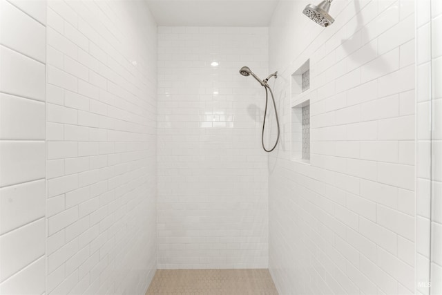 full bathroom featuring a tile shower