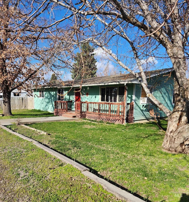 846 Wyoming St, Gooding, ID 83330 - ranch-style house featuring a front yard and fence