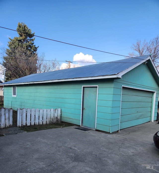 846 Wyoming St, Gooding, ID 83330 - detached garage featuring driveway and fence
