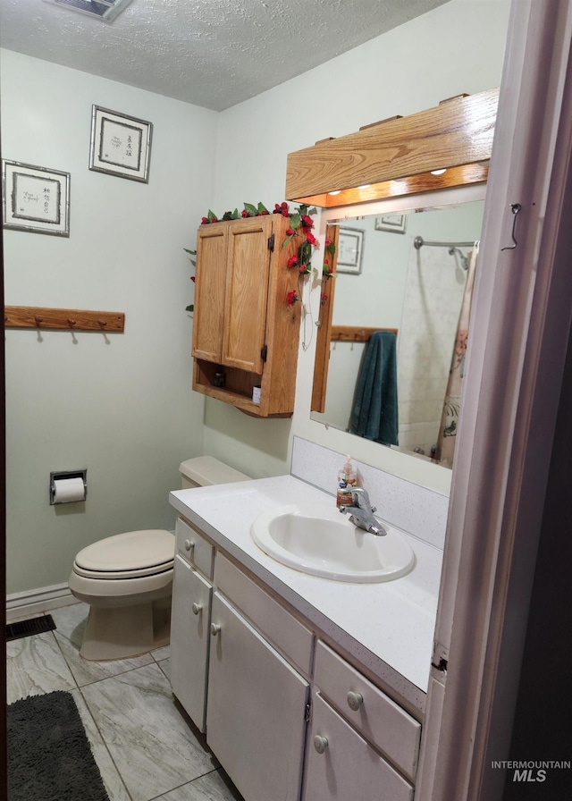 846 Wyoming St, Gooding, ID 83330 - full bath featuring toilet, vanity, a shower with shower curtain, and a textured ceiling