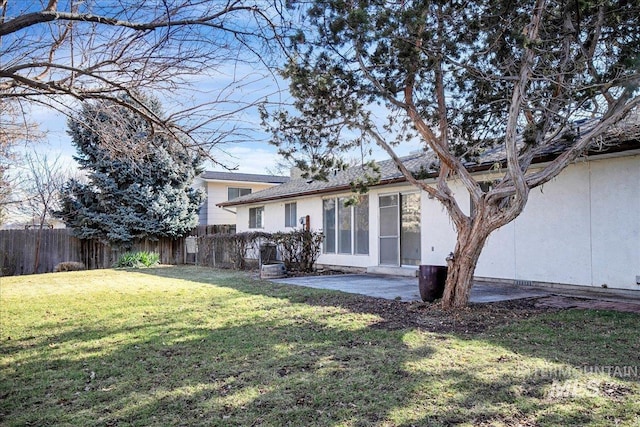 view of yard featuring a patio