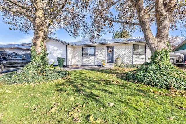 672 NW 16th St, Ontario, OR 97914 - ranch-style house with a front lawn and metal roof