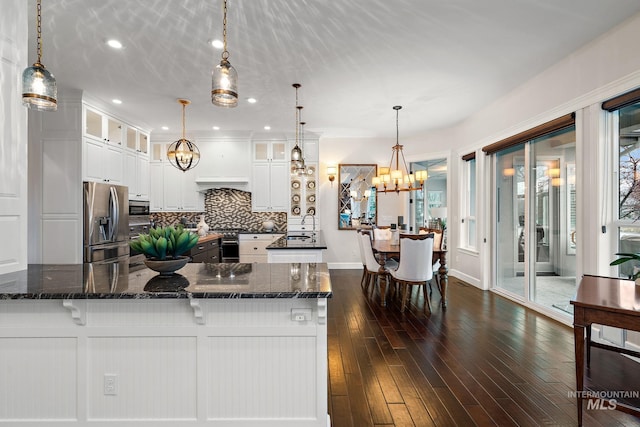 724 E Lakebrook Ln, Eagle, ID 83616 - kitchen featuring appliances with stainless steel finishes, a large island, a chandelier, backsplash, and white cabinetry