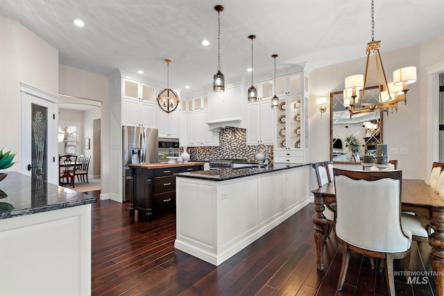 724 E Lakebrook Ln, Eagle, ID 83616 - kitchen featuring a chandelier, a kitchen island with sink, stainless steel appliances, backsplash, and recessed lighting