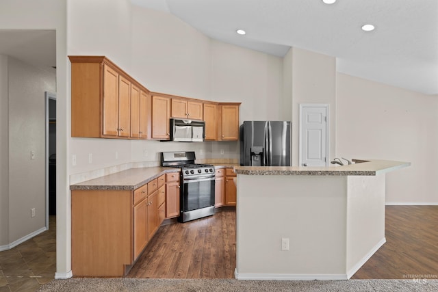 kitchen featuring an island with sink, fridge with ice dispenser, recessed lighting, gas stove, and high vaulted ceiling