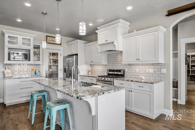 27985 Gray Sage Rd, Caldwell, ID 83607 - kitchen with stainless steel appliances, a sink, tasteful backsplash, a breakfast bar area, and a kitchen island with sink