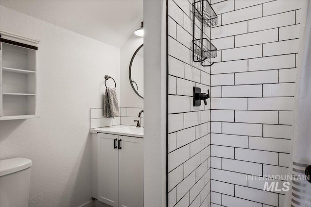 27985 Gray Sage Rd, Caldwell, ID 83607 - bathroom featuring tiled shower, vanity, and toilet