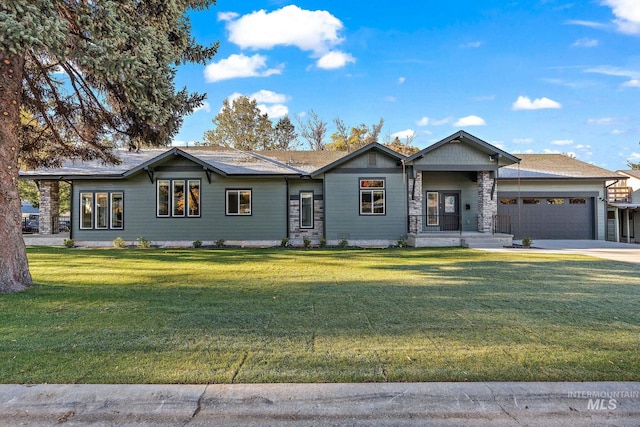 view of front facade featuring a front yard and a garage