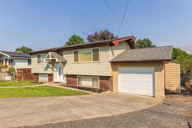 split foyer home featuring a front yard