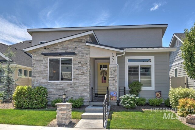 view of front of property featuring a front lawn