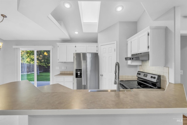 4104 Iris Ct, Nampa, ID 83687 - kitchen featuring appliances with stainless steel finishes, under cabinet range hood, a sink, a peninsula, and decorative backsplash