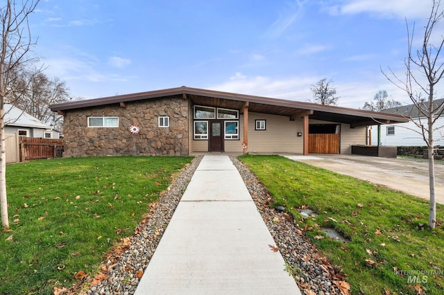 view of front of house featuring a carport and a front yard