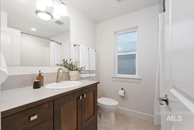 full bathroom featuring visible vents, baseboards, toilet, and vanity