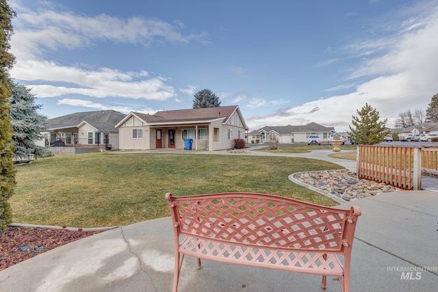 view of front of house featuring a front lawn