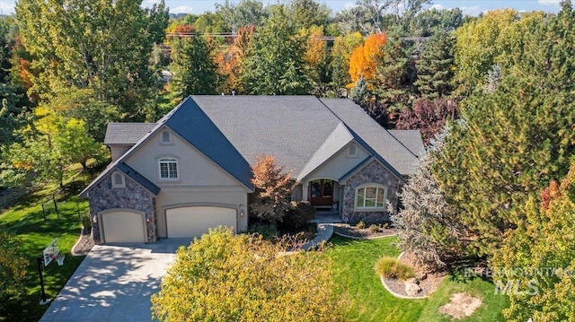 view of front facade featuring a garage and a front yard