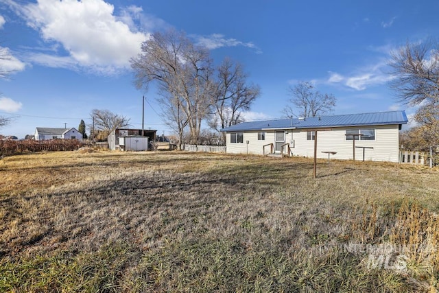 view of yard featuring a storage shed