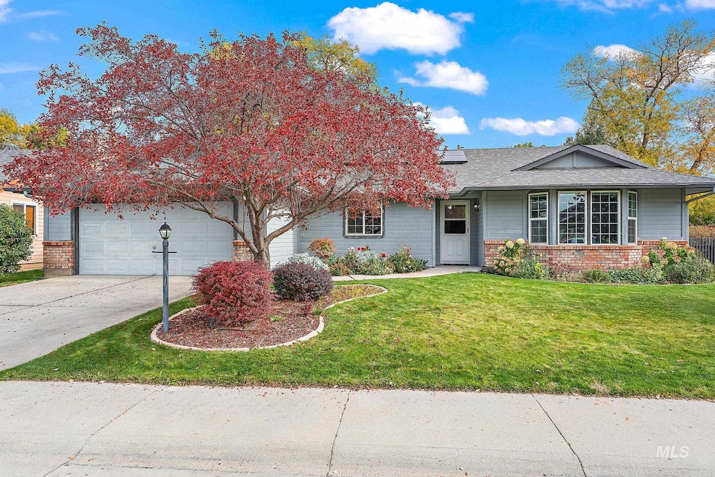 view of front facade featuring a garage and a front lawn