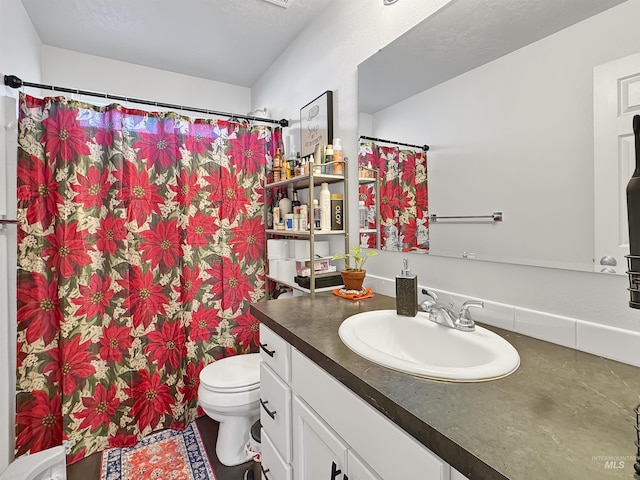 full bath with toilet, curtained shower, and vanity