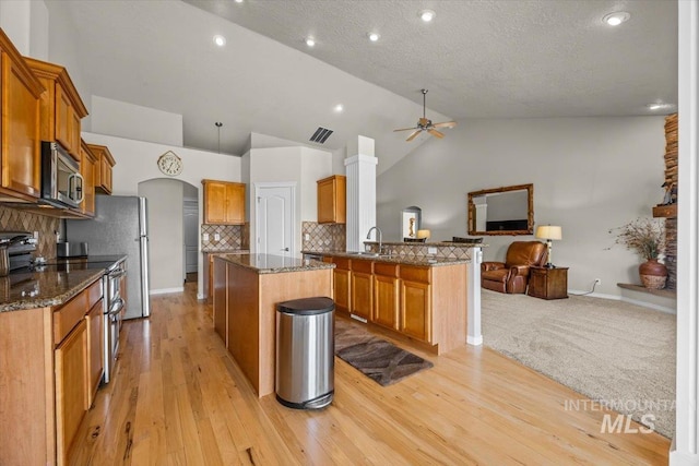 160 Summit Ridge Rd, Horseshoe Bend, ID 83629 - kitchen featuring appliances with stainless steel finishes, open floor plan, ceiling fan, a sink, and a peninsula