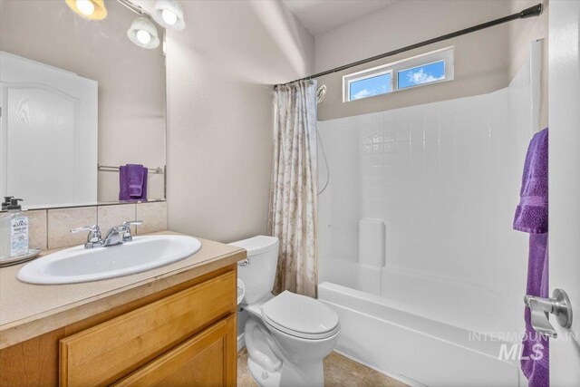 160 Summit Ridge Rd, Horseshoe Bend, ID 83629 - bathroom featuring toilet, vanity, shower / tub combo with curtain, and backsplash
