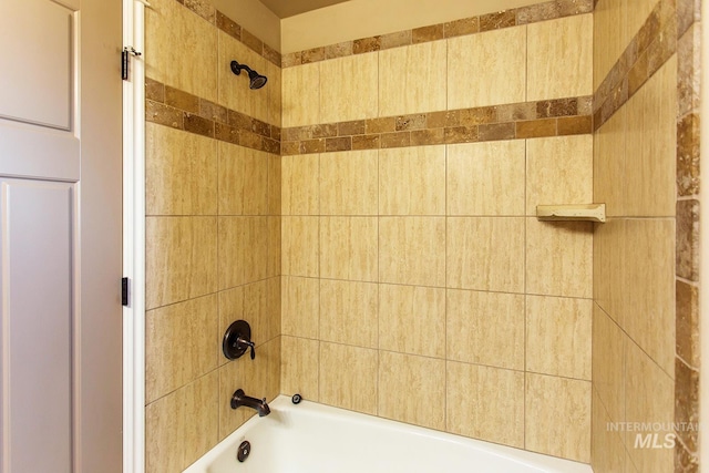 bathroom with tiled shower / bath combo