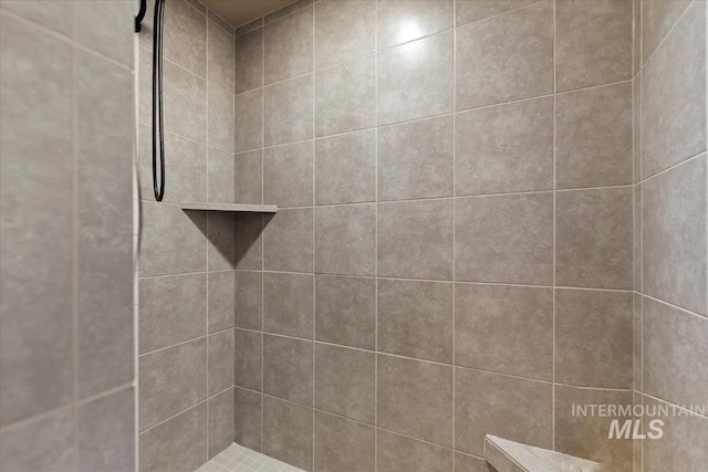 bathroom featuring a tile shower