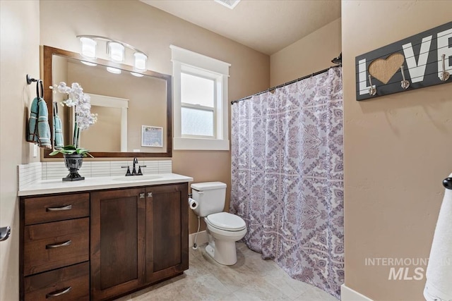 bathroom featuring tasteful backsplash, curtained shower, toilet, and vanity