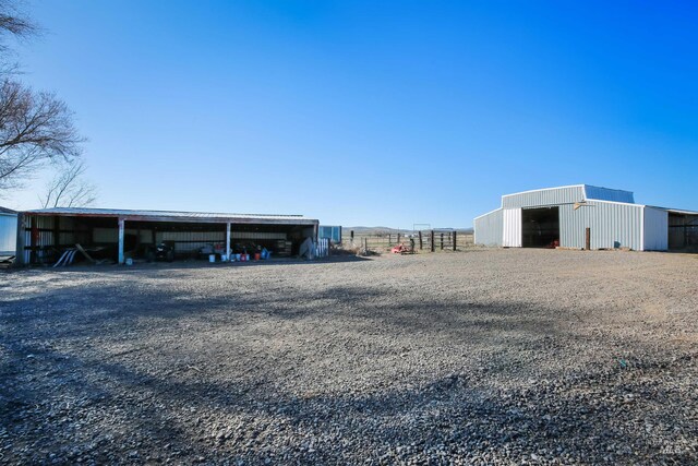 view of yard featuring an outdoor structure