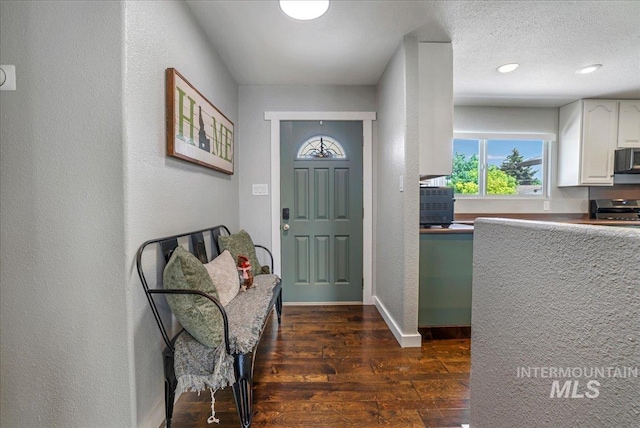 1011 Filer Ave W, Twin Falls, ID 83301 - entryway featuring a textured wall, dark wood-type flooring, baseboards, and recessed lighting