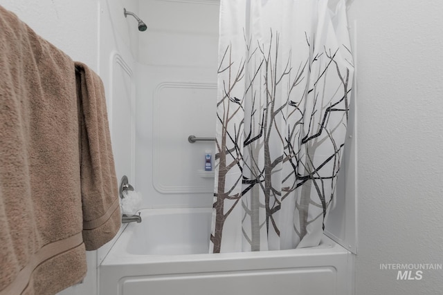 2093 Seid Creek Rd, Cambridge, ID 83610 - full bath featuring a textured wall and shower / tub combo with curtain