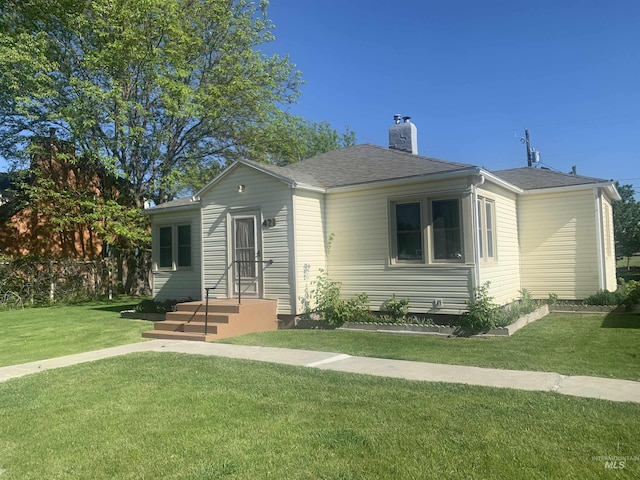 428 Orchard Dr, Gooding, ID 83330 - bungalow featuring a chimney and a front lawn