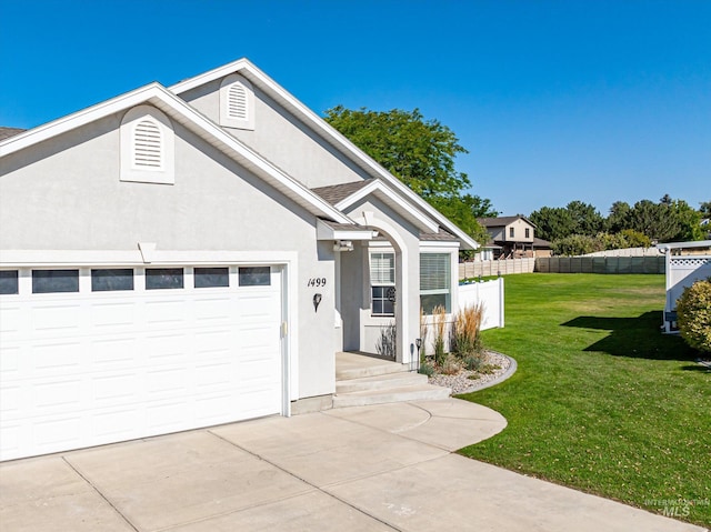 view of front of property featuring a front yard