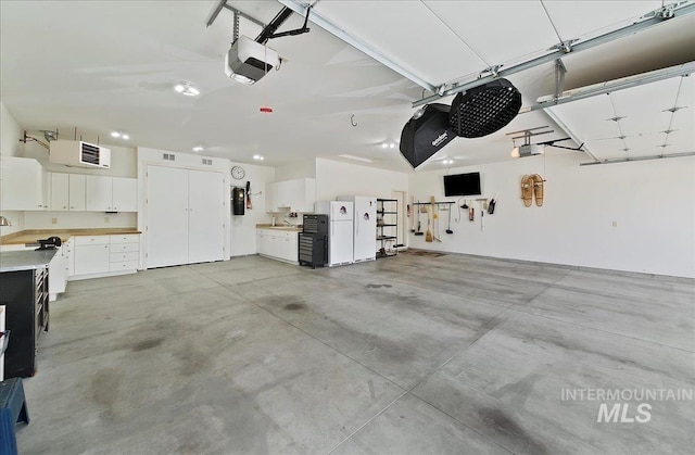 10318 W Adirondack Ct, Star, ID 83669 - garage with a garage door opener, a sink, and a heating unit
