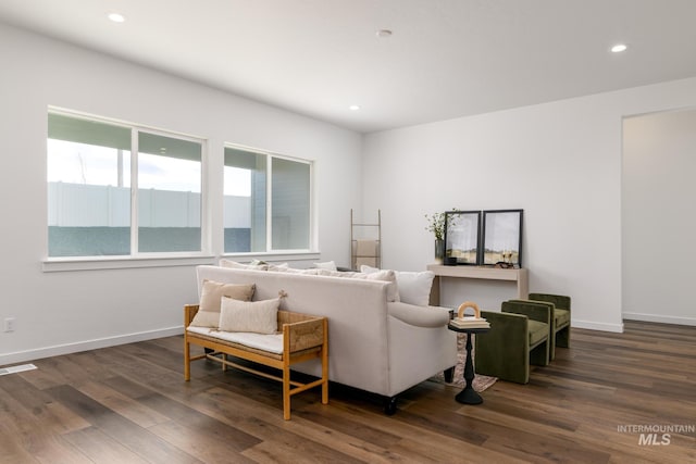 living area featuring baseboards, wood finished floors, visible vents, and recessed lighting