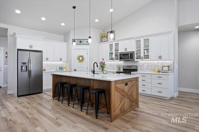 942 Paintbrush, Kimberly, ID 83341 - kitchen with appliances with stainless steel finishes, decorative backsplash, light countertops, a sink, and light wood finished floors