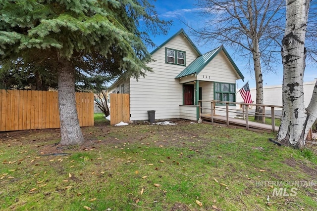 121 S Main St, Cascade, ID 83611 - bungalow with fence and a front lawn