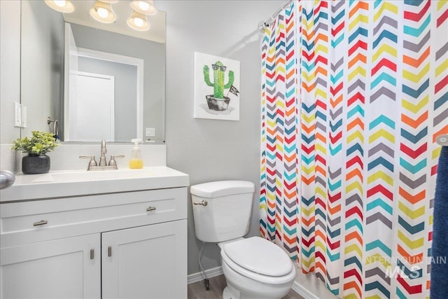 bathroom with vanity, backsplash, toilet, and a shower with shower curtain