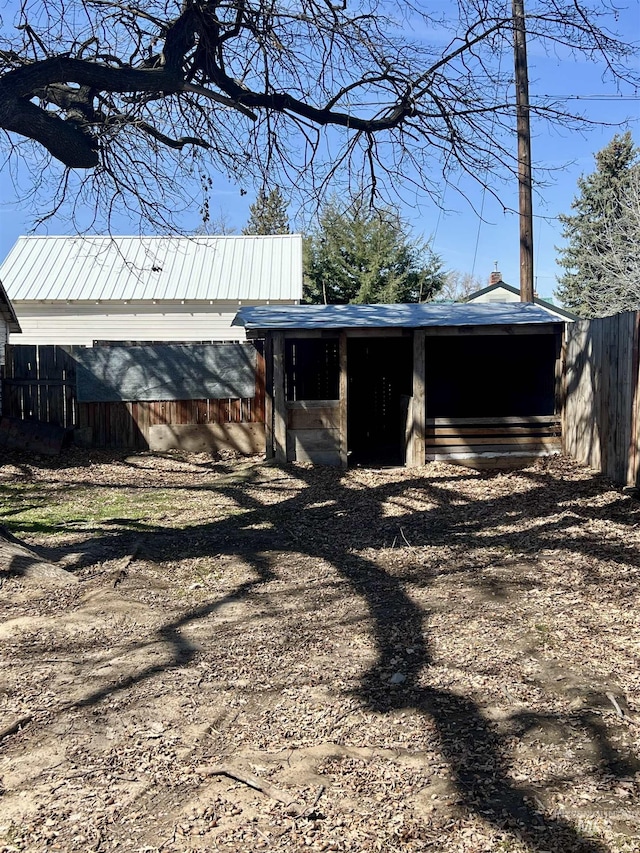 view of outdoor structure with an outbuilding