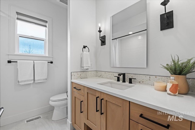 full bath featuring baseboards, visible vents, toilet, curtained shower, and vanity