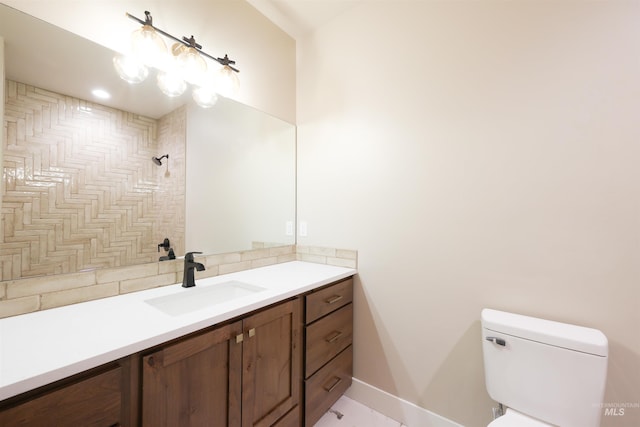 full bath with toilet, vanity, baseboards, tiled shower, and decorative backsplash