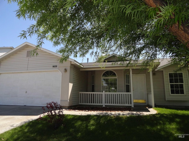 909 W Oakmont Ave, Nampa, ID 83686 - single story home with a porch, a garage, and driveway